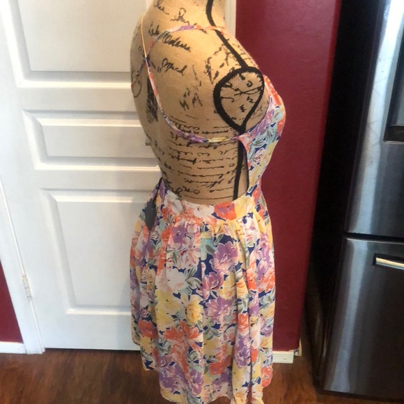 Backless floral dress - Picture 2 of 4